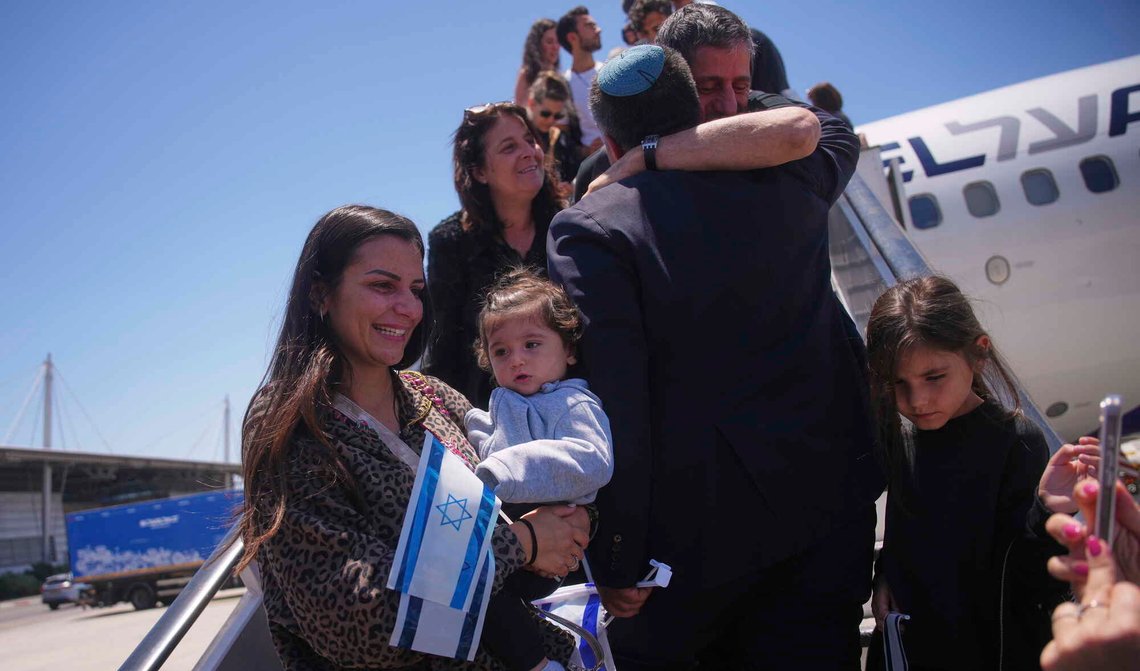 Nye jødiske innvandrere fra Spania, England, Frankrike og Nederland stiger ned fra et fly på Ben Gurion-flyplassen utenfor Tel Aviv den 25. juni 2025. Foto: Ohad Zwigenberg / AP / NTB. Nye jødiske innvandrere fra Spania, England, Frankrike og Nederland stiger ned fra et fly på Ben Gurion-flyplassen utenfor Tel Aviv den 25. juni 2025. Foto: Ohad Zwigenberg / AP / NTB.