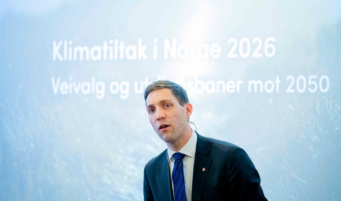 Klima- og miljøminister Andreas Bjelland Eriksen får rapporten «Klimatiltak i Norge 2026: Veivalg mot 2050» under et arrangement i Miljødirektoratet i Oslo den 10. februar 2026. Foto: Stian Lysberg Solum / NTB. Klima- og miljøminister Andreas Bjelland Eriksen får rapporten «Klimatiltak i Norge 2026: Veivalg mot 2050» under et arrangement i Miljødirektoratet i Oslo den 10. februar 2026. Foto: Stian Lysberg Solum / NTB.
