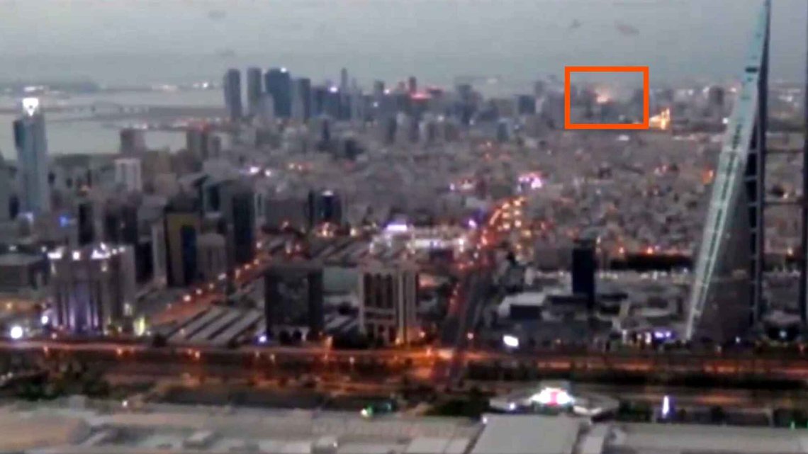 Overvåkningsvideo viser det som skal være et iransk missilnedslag i Manama, Bahrain nær en amerikansk militærbase (innrammet). Det kom ifølge den godt orienterte x-kontoen The Hormuz Letter minst 20 nedslag i første bølge, og det har etter det vært flere bølger, til dels uten at luftvernsirenene er utløst. Skadeomfanget fra disse siste nedslagene er ukjent. (Foto: @HormuzLetter) Overvåkningsvideo viser det som skal være et iransk missilnedslag i Manama, Bahrain nær en amerikansk militærbase (innrammet). Det kom ifølge den godt orienterte x-kontoen The Hormuz Letter minst 20 nedslag i første bølge, og det har etter det vært flere bølger, til dels uten at luftvernsirenene er utløst. Skadeomfanget fra disse siste nedslagene er ukjent. (Foto: @HormuzLetter)
