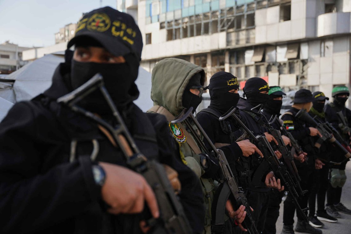 Soldater og politifolk fra Hamas har begått grove forbrytelser, sier FN i en rapport. Bildet viser milits tilhørende Hamas og Islamsk hellig krig utplassert ved en bønnestund som markerte slutten på fastemåneden ramadan i Gaza by i mars i år. Foto: Abdel Kareem Hana / AP / NTB Soldater og politifolk fra Hamas har begått grove forbrytelser, sier FN i en rapport. Bildet viser milits tilhørende Hamas og Islamsk hellig krig utplassert ved en bønnestund som markerte slutten på fastemåneden ramadan i Gaza by i mars i år. Foto: Abdel Kareem Hana / AP / NTB