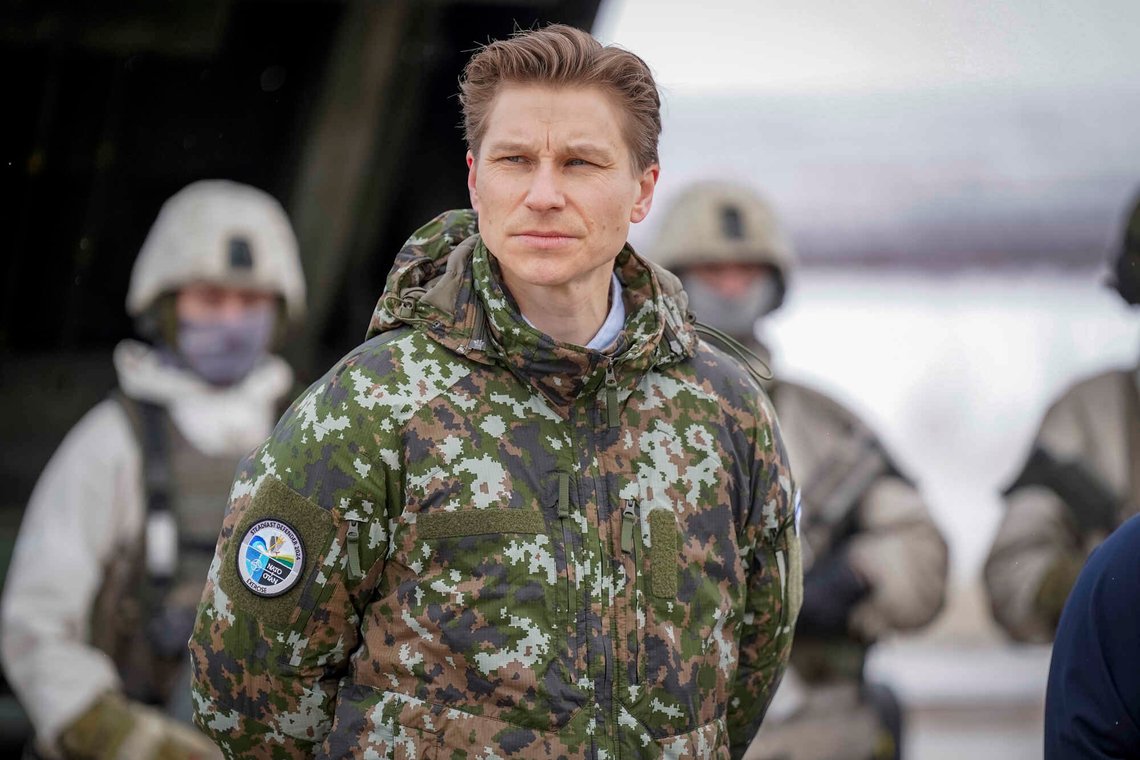 Finlands forsvarsminister Antti Häkkänen var fornøyd da Riksdagen tidligere i juni vedtok å oppheve landets 40 år gamle forbud mot atomvåpen. Bildet er tatt under et møte med Sverige og Norges forsvarsministre. Foto: Heiko Junge / NTB Finlands forsvarsminister Antti Häkkänen var fornøyd da Riksdagen tidligere i juni vedtok å oppheve landets 40 år gamle forbud mot atomvåpen. Bildet er tatt under et møte med Sverige og Norges forsvarsministre. Foto: Heiko Junge / NTB