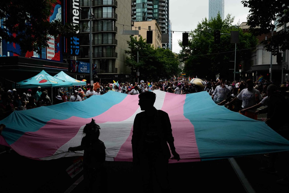 Ikke alle var nakne i Seattle Pride Parade søndag 28. juni. Noen nøyde seg med å bære et flagg for transkjønnede ved University of Washington i Seattle. Foto: AP /Lindsey Wasson/ NTB Ikke alle var nakne i Seattle Pride Parade søndag 28. juni. Noen nøyde seg med å bære et flagg for transkjønnede ved University of Washington i Seattle. Foto: AP /Lindsey Wasson/ NTB