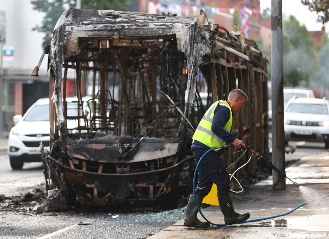 Et lite glimt av hvordan Belfast så ut etter tirsdagens opptøyer, som oppsto etter et grovt knivangrep fra en asylsøker fra Sudan mot en britisk borger. Foto: AP /Peter Morrison/ NTB Et lite glimt av hvordan Belfast så ut etter tirsdagens opptøyer, som oppsto etter et grovt knivangrep fra en asylsøker fra Sudan mot en britisk borger. Foto: AP /Peter Morrison/ NTB