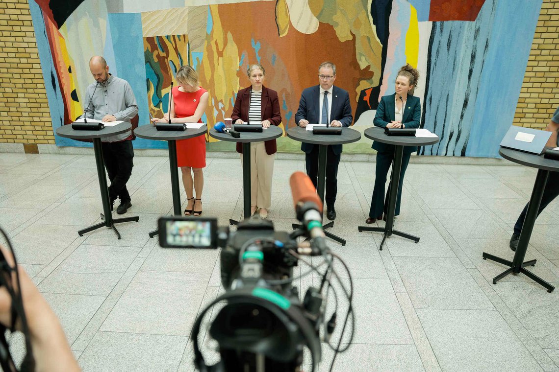 Mimir Kristjansson (R), Marthe Hammer (SV), Tuva Moflag (Ap), Bjørn Arild Gram (Sp) og Ingrid Liland (MDG) under pressekonferansen på Stortinget. Etter forhandling om revidert nasjonalbudsjett i nær to døgn ble det enighet. Foto: Jonas Been Henriksen / NTB Mimir Kristjansson (R), Marthe Hammer (SV), Tuva Moflag (Ap), Bjørn Arild Gram (Sp) og Ingrid Liland (MDG) under pressekonferansen på Stortinget. Etter forhandling om revidert nasjonalbudsjett i nær to døgn ble det enighet. Foto: Jonas Been Henriksen / NTB