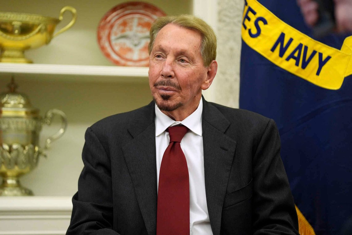 Larry Ellison, styreleder og teknologidirektør i Oracle Corporation, sitter i Det ovale kontor i Det hvite hus mens president Donald Trump undertegner en presidentordre, 3. februar 2025, i Washington. Foto: Evan Vucci, AP-NTB. Larry Ellison, styreleder og teknologidirektør i Oracle Corporation, sitter i Det ovale kontor i Det hvite hus mens president Donald Trump undertegner en presidentordre, 3. februar 2025, i Washington. Foto: Evan Vucci, AP-NTB.