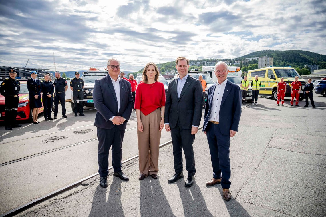 Drammen 20260616.
Ordfører i Drammen kommune, Kjell Arne Hermansen (H), justis- og beredskapsminister Astri Aas-Hansen (Ap), Lars Jacob Hiim, direktør for Direktoratet for samfunnssikkerhet og beredskap (DSB), og statsforvalter Jan Tore Sanner i Østfold, Buskerud, Drammen og Akershus på lanseringen av myndighetenes nye veileder for kommunenes og fylkeskommunenes roller og ansvar i krig og øvingspakken «Norge øver» på Skur 1 i Drammen.
Foto: Stian Lysberg Solum / NTB Drammen 20260616.
Ordfører i Drammen kommune, Kjell Arne Hermansen (H), justis- og beredskapsminister Astri Aas-Hansen (Ap), Lars Jacob Hiim, direktør for Direktoratet for samfunnssikkerhet og beredskap (DSB), og statsforvalter Jan Tore Sanner i Østfold, Buskerud, Drammen og Akershus på lanseringen av myndighetenes nye veileder for kommunenes og fylkeskommunenes roller og ansvar i krig og øvingspakken «Norge øver» på Skur 1 i Drammen.
Foto: Stian Lysberg Solum / NTB