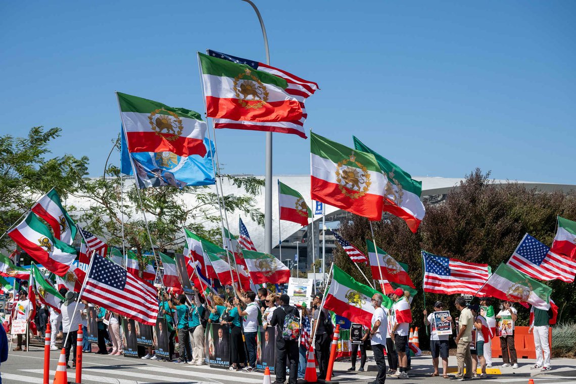 Folk vifter med flagget til Iran før Khomeinis revolusjon i 1979 under en demonstrasjon i protest mot FIFAs forbud mot Irans flagg fra før revolusjonen på VM-stadionene. Bildet er tatt i California. Foto: AP /Benjamin Hanson/ NTB Folk vifter med flagget til Iran før Khomeinis revolusjon i 1979 under en demonstrasjon i protest mot FIFAs forbud mot Irans flagg fra før revolusjonen på VM-stadionene. Bildet er tatt i California. Foto: AP /Benjamin Hanson/ NTB