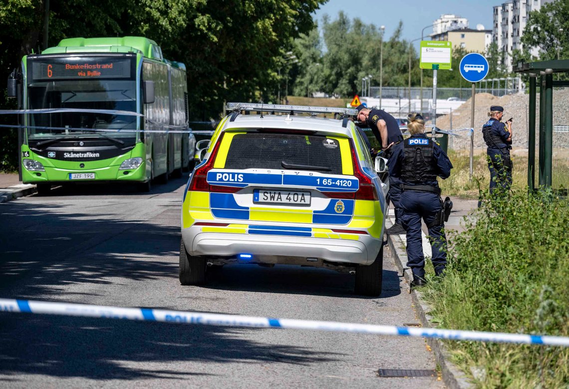 Politiet er på stedet etter at en gutt i 15-årsalderen ble funnet med stikkskader på en buss på Holma i Malmö. Foto: Johan Nilsson, TT-NTB. Politiet er på stedet etter at en gutt i 15-årsalderen ble funnet med stikkskader på en buss på Holma i Malmö. Foto: Johan Nilsson, TT-NTB.