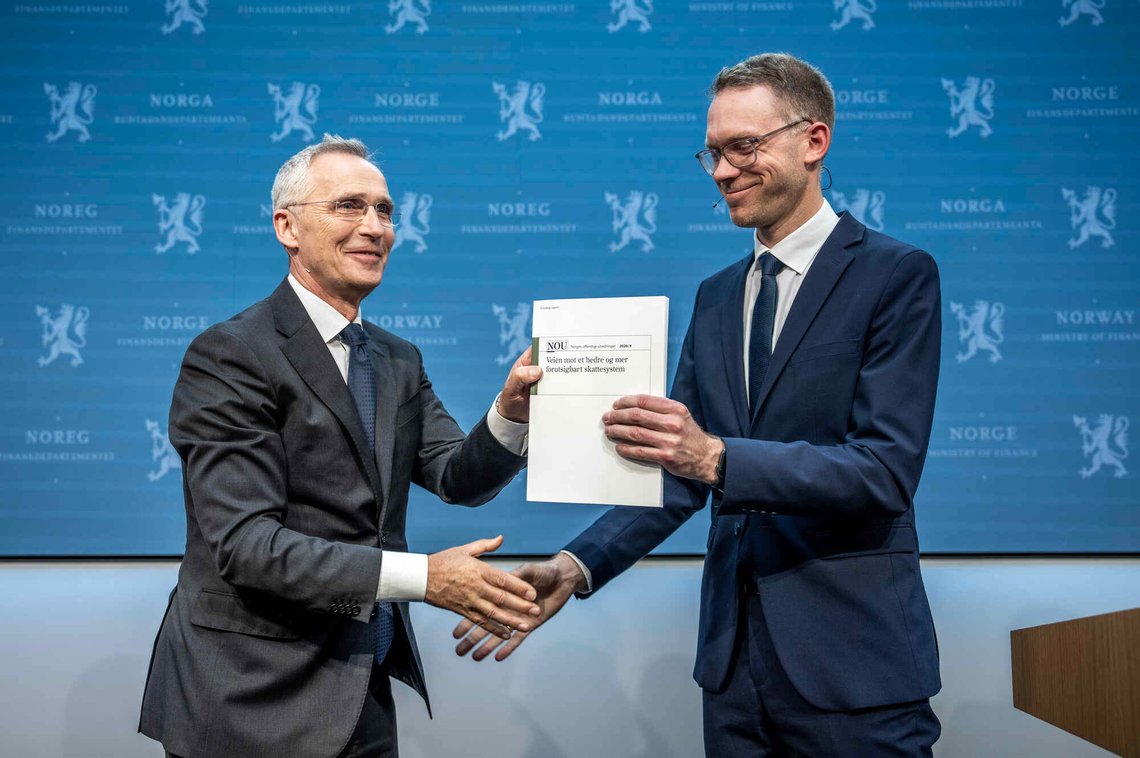 Skattekommisjonens leder Eigil Knutsen overrekker skattekommisjonens rapport til finansminister Jens Stoltenberg i Oslo den 24. juni 2026. Foto: Ole Berg-Rusten / NTB. Skattekommisjonens leder Eigil Knutsen overrekker skattekommisjonens rapport til finansminister Jens Stoltenberg i Oslo den 24. juni 2026. Foto: Ole Berg-Rusten / NTB.