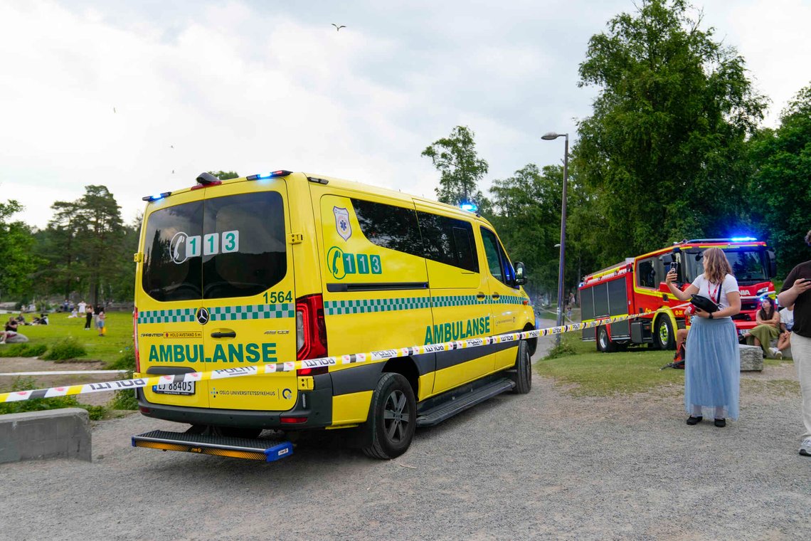 Oslo 20260627.
Nødetatene har rykket ut til en drukningsulykke i Sognsvann i Oslo lørdag kveld. Pasienten kjøres til sykehus for viderebehandling etter at livreddende førstehjelp ble gitt på stedet.
Foto: Amanda Pedersen Giske / NTB Oslo 20260627.
Nødetatene har rykket ut til en drukningsulykke i Sognsvann i Oslo lørdag kveld. Pasienten kjøres til sykehus for viderebehandling etter at livreddende førstehjelp ble gitt på stedet.
Foto: Amanda Pedersen Giske / NTB