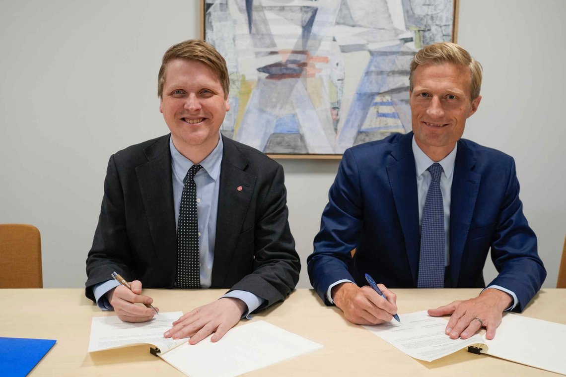 Oslo 20260428.
Utviklingsminister Åsmund Aukrust og nestleder i Verdens matvareprogram (WFP) Carl Skau signerer en avtale på 1,72 milliarder til Verdens matvareprogram.
Foto: Terje Bendiksby / NTB Oslo 20260428.
Utviklingsminister Åsmund Aukrust og nestleder i Verdens matvareprogram (WFP) Carl Skau signerer en avtale på 1,72 milliarder til Verdens matvareprogram.
Foto: Terje Bendiksby / NTB
