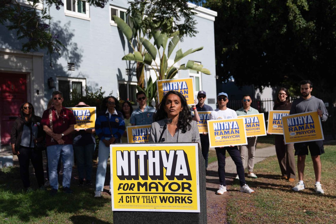 Sosialisten Nithya Raman ser ut til å ha en meget god sjanse etter borgermestervalget i Los Angeles. Mange mistenker dog valgsvindel i primærvalget, som bestemmer hvem som kan utforde sittende borgermester Karen Bass (D). Foto: AP /Jae C. Hong/ NTB Sosialisten Nithya Raman ser ut til å ha en meget god sjanse etter borgermestervalget i Los Angeles. Mange mistenker dog valgsvindel i primærvalget, som bestemmer hvem som kan utforde sittende borgermester Karen Bass (D). Foto: AP /Jae C. Hong/ NTB
