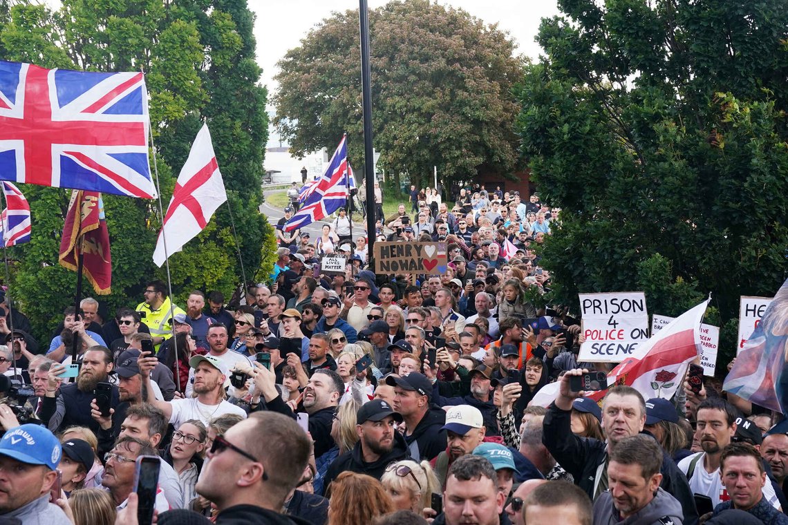 Folk samles i protest mot behandlingen av den drepte Henry Nowak utenfor politistasjonen i Southampton den 2. juni 2026. Foto: Gareth Fuller / PA via AP / NTB. Folk samles i protest mot behandlingen av den drepte Henry Nowak utenfor politistasjonen i Southampton den 2. juni 2026. Foto: Gareth Fuller / PA via AP / NTB.