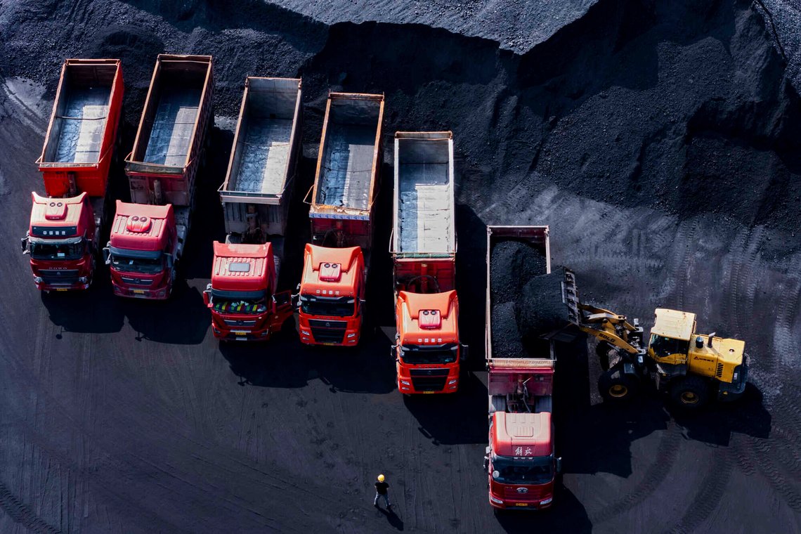 Lastebiler på en havn langs Yangtze-elven ved Chongqing fylles med kull den 20. april 2025. Foto: Chinatopix Via AP / NTB. Lastebiler på en havn langs Yangtze-elven ved Chongqing fylles med kull den 20. april 2025. Foto: Chinatopix Via AP / NTB.