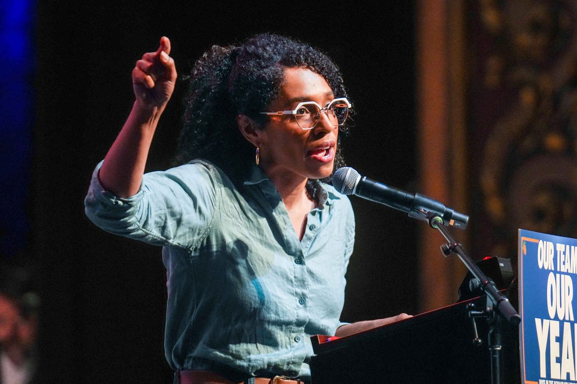 Den Demokratiske kongresskandidaten Darializa Avila Chevalier taler under en «Get Out The Vote»-demonstrasjon før primærvalget i Brooklyn i New York den 18. juni 2026. Foto: Ryan Murphy / AP / NTB. Den Demokratiske kongresskandidaten Darializa Avila Chevalier taler under en «Get Out The Vote»-demonstrasjon før primærvalget i Brooklyn i New York den 18. juni 2026. Foto: Ryan Murphy / AP / NTB.