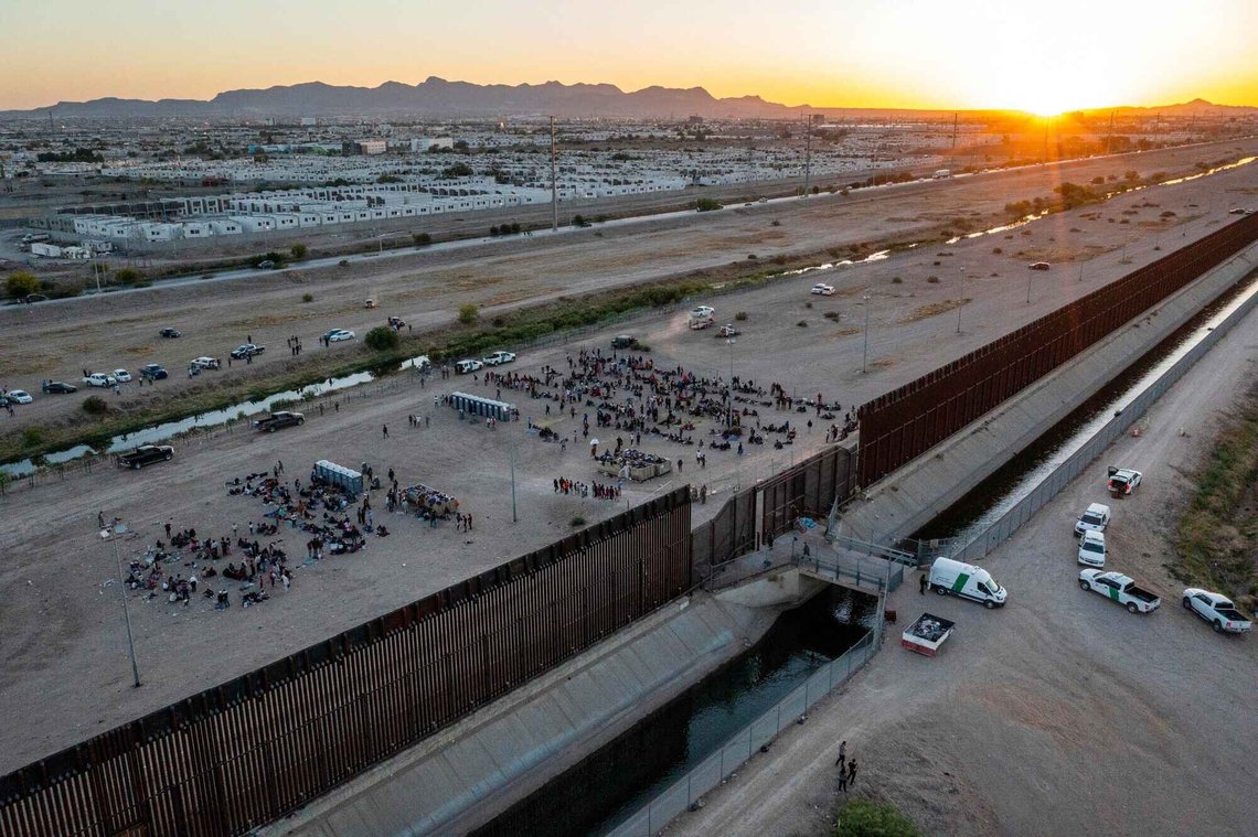 Migranter som venter ved en grenseovergang i El Paso i Texas. Men under Trump er grensene hermetisk lukket. Foto: Andres Leighton / AP / NTB Migranter som venter ved en grenseovergang i El Paso i Texas. Men under Trump er grensene hermetisk lukket. Foto: Andres Leighton / AP / NTB