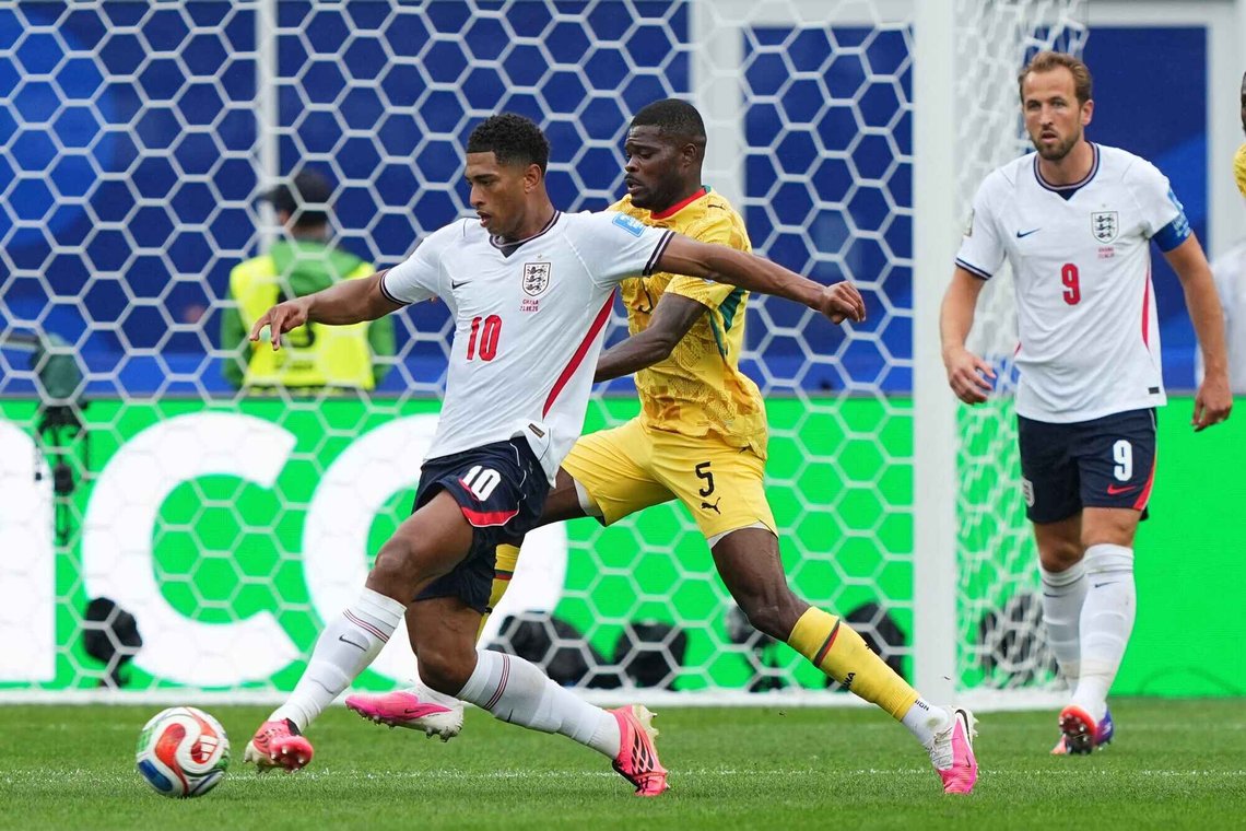 Thomas Partey i duell med Jude Bellingham i en dårlig og kjedelig kamp mellom Ghana og England. I bakgrunnen er Englands kaptein Harry Kane. Foto: Martin Meissner, AP / NTB Thomas Partey i duell med Jude Bellingham i en dårlig og kjedelig kamp mellom Ghana og England. I bakgrunnen er Englands kaptein Harry Kane. Foto: Martin Meissner, AP / NTB