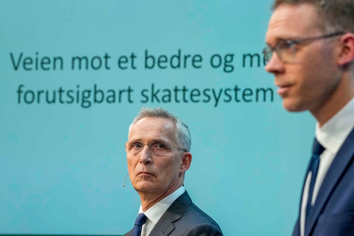 Skattekommisjonens leder Eigil Knutsen legger frem kommisjonens anbefalinger i nærvær av finansminister Jens Stoltenberg i Oslo den 24. juni 2026. Foto: Ole Berg-Rusten / NTB. Skattekommisjonens leder Eigil Knutsen legger frem kommisjonens anbefalinger i nærvær av finansminister Jens Stoltenberg i Oslo den 24. juni 2026. Foto: Ole Berg-Rusten / NTB.