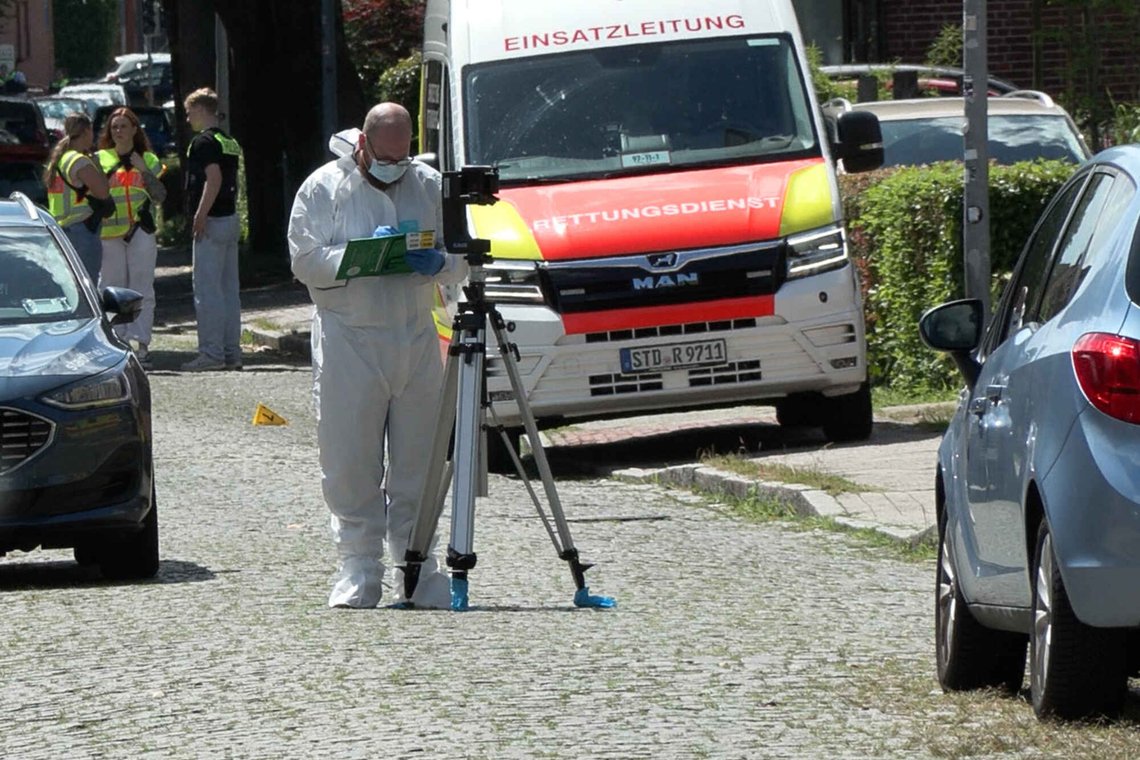 Krimteknikere og redningsarbeidere på åstedet i Stade der minst seks mennesker ble drept og flere såret mandag. Foto: Fabian Höfig / NEWS5 / DPA / AP / NTB Krimteknikere og redningsarbeidere på åstedet i Stade der minst seks mennesker ble drept og flere såret mandag. Foto: Fabian Höfig / NEWS5 / DPA / AP / NTB