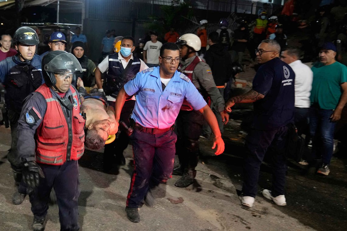 Redningsfolk bærer ut en skadet mann etter jordskjelvene som blant annet rammet Venezuelas hovedstad Caracas. (Foto: Ariana Cubillos/AP Photo) Redningsfolk bærer ut en skadet mann etter jordskjelvene som blant annet rammet Venezuelas hovedstad Caracas. (Foto: Ariana Cubillos/AP Photo)