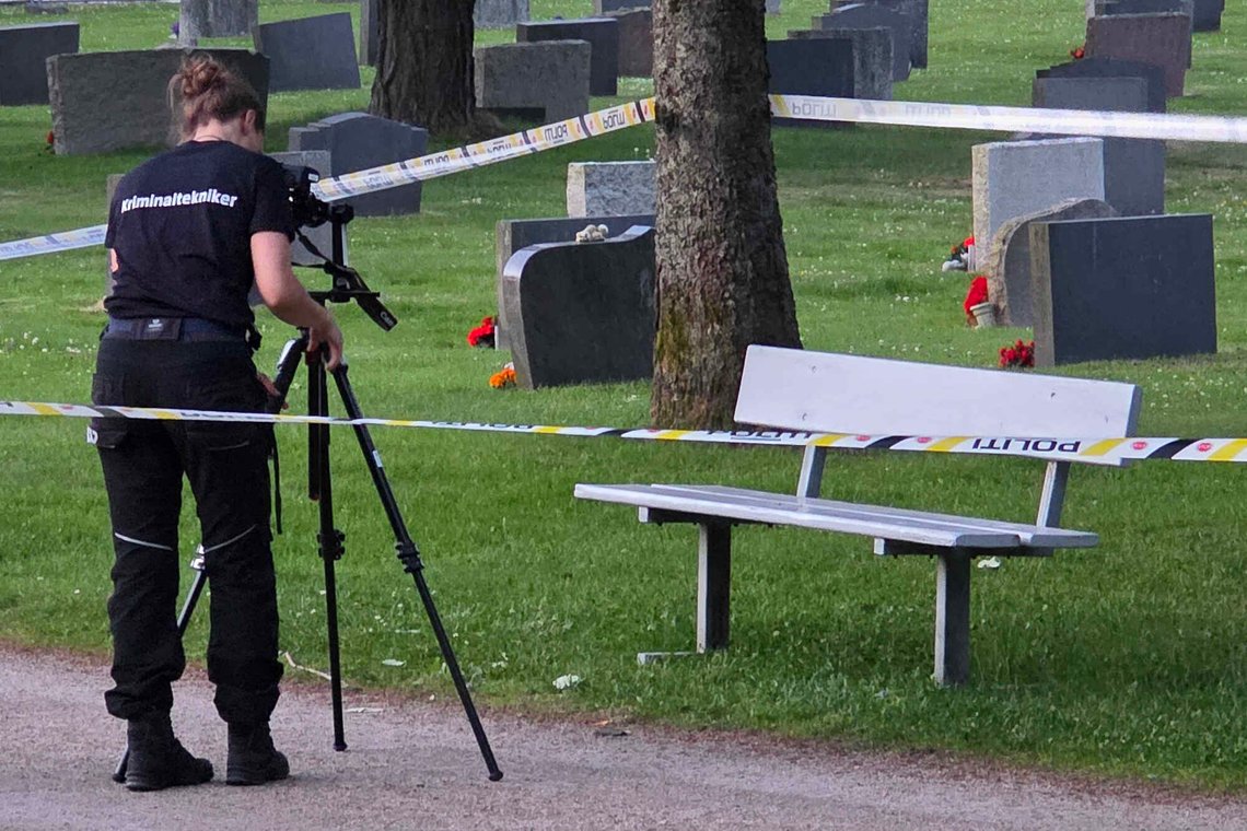 En 19 år gammel mann er siktet for drapsforsøk etter at en jevnaldrende mann ble knivstukket ved Leie gravlund i Fredrikstad torsdag kveld. Foto: Utrykningsnytt / NTB En 19 år gammel mann er siktet for drapsforsøk etter at en jevnaldrende mann ble knivstukket ved Leie gravlund i Fredrikstad torsdag kveld. Foto: Utrykningsnytt / NTB
