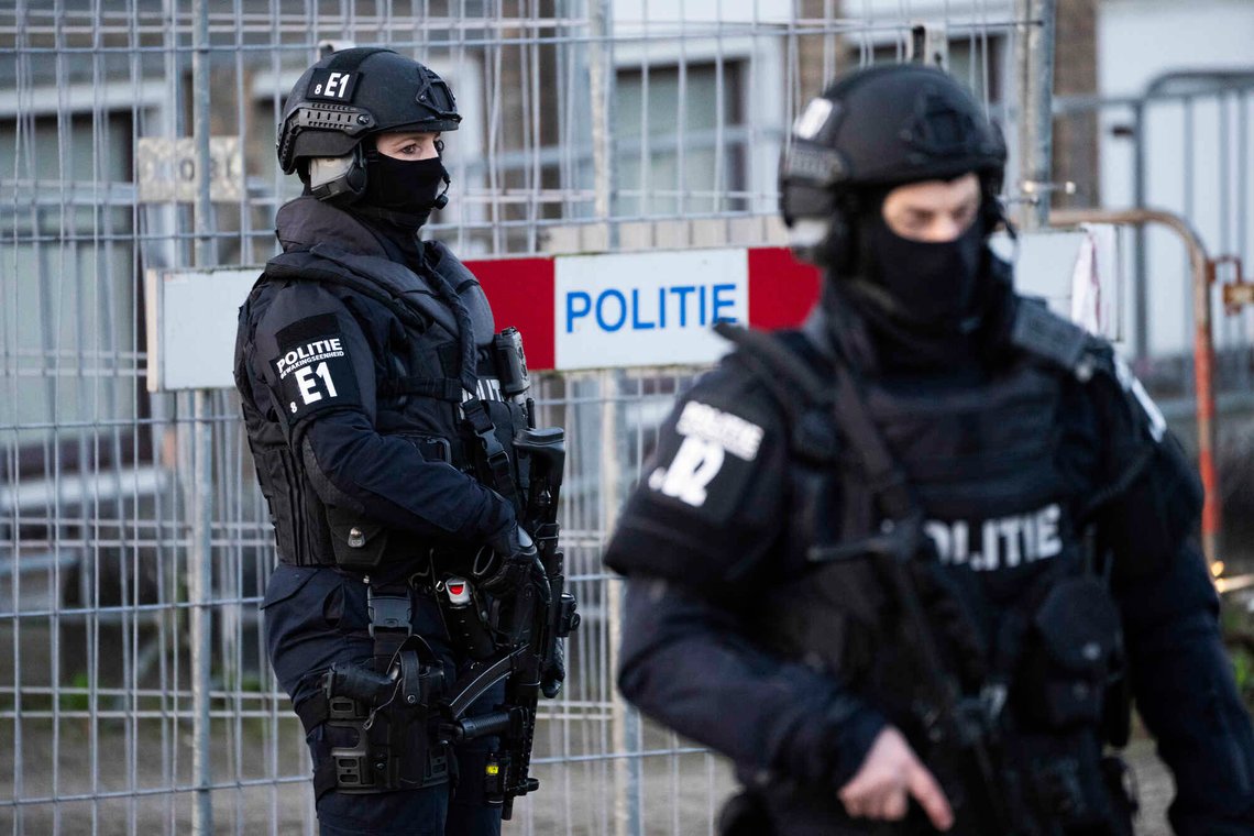 Politiet i europeiske land står overfor over 700 kriminelle nettverk, som ofte opererer på tvers av landegrenser og skjuler deler av sin kriminelle virksomhet i lovlige forretningsstrukturer, ifølge Europol. Foto: AP / NTB Politiet i europeiske land står overfor over 700 kriminelle nettverk, som ofte opererer på tvers av landegrenser og skjuler deler av sin kriminelle virksomhet i lovlige forretningsstrukturer, ifølge Europol. Foto: AP / NTB