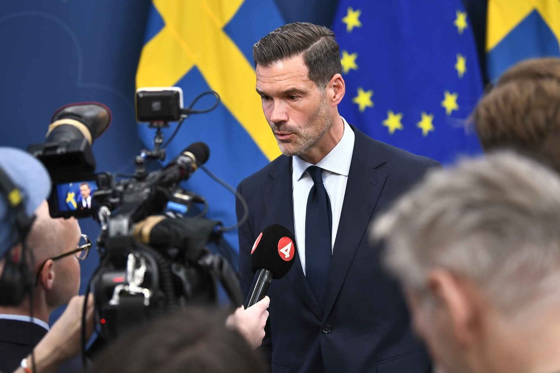 Den svenske migrasjonsministeren Johan Forssell (M) blir intervjuet under en pressekonferanse på Rosenbad om de unge voksne som står i fare for utvisning på grunn av lovendringer. Foto: Lars Schröder / TT / Kode 12060 Den svenske migrasjonsministeren Johan Forssell (M) blir intervjuet under en pressekonferanse på Rosenbad om de unge voksne som står i fare for utvisning på grunn av lovendringer. Foto: Lars Schröder / TT / Kode 12060