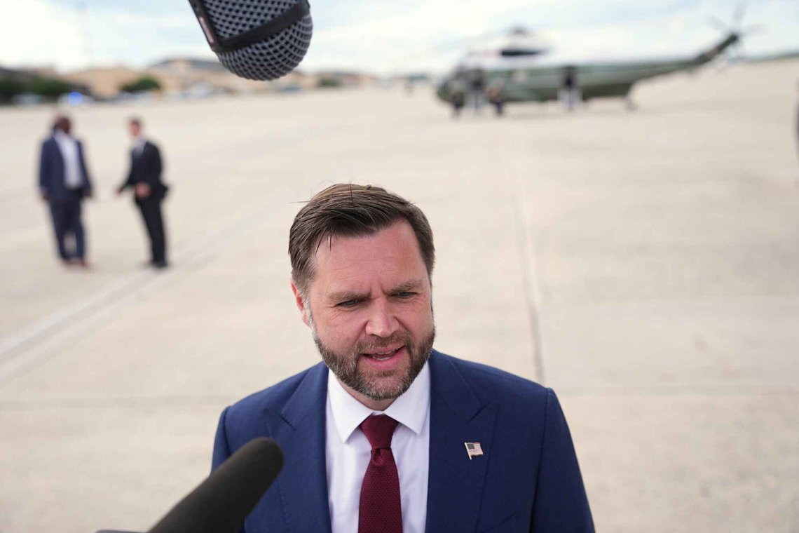 Med Marine Two i bakgrunnen snakker visepresident J.D. Vance med journalister ved ankomsten til Joint Base Andrews i Maryland torsdag. Foto: AP /Matt Rourke/ NTB Med Marine Two i bakgrunnen snakker visepresident J.D. Vance med journalister ved ankomsten til Joint Base Andrews i Maryland torsdag. Foto: AP /Matt Rourke/ NTB