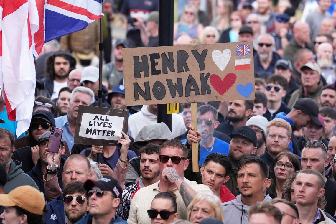 Folk demonstrerer i protest mot mordet på Henry Nowak utenfor politistasjonen i Southampton 2. juni 2026. Foto: Gareth Fuller / PA via AP / NTB. Folk demonstrerer i protest mot mordet på Henry Nowak utenfor politistasjonen i Southampton 2. juni 2026. Foto: Gareth Fuller / PA via AP / NTB.