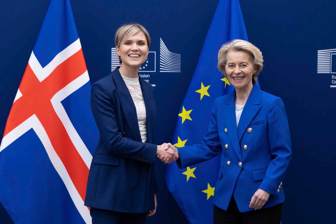 EU-kommisjonens president Ursula von der Leyen tar imot Islands statsminister Kristrun Frostadottir i EU-hovedkvarteret i Brussel den 9. april 2025. Foto: Omar Havana / AP / NTB. EU-kommisjonens president Ursula von der Leyen tar imot Islands statsminister Kristrun Frostadottir i EU-hovedkvarteret i Brussel den 9. april 2025. Foto: Omar Havana / AP / NTB.