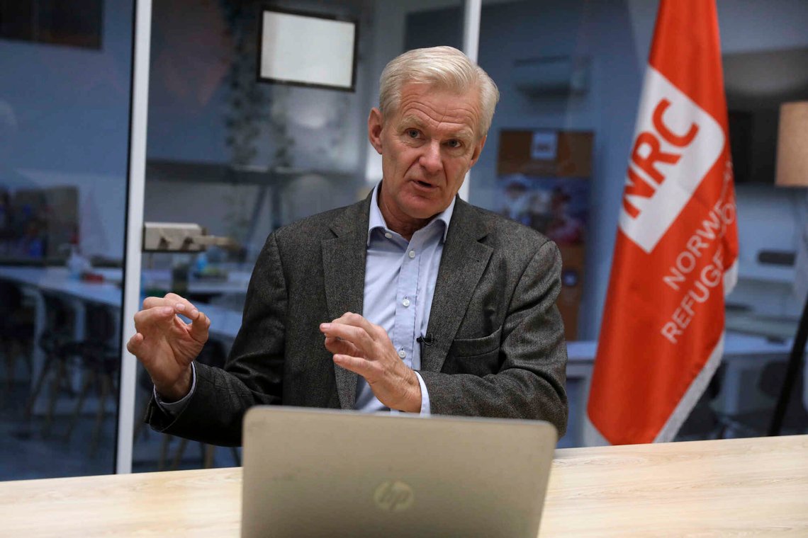 Flyktninghjelpen er Norges største internasjonale hjelpeorganisasjon og ledes av Jan Egeland. Nå krever Norad 2,1 millioner kroner tilbakebetalt fra organisasjonen etter å ha avdekket at en mellomleder misbrukte stillingen til å skaffe datteren en Norad-betalt FN-jobb. Foto: AP / NTB Flyktninghjelpen er Norges største internasjonale hjelpeorganisasjon og ledes av Jan Egeland. Nå krever Norad 2,1 millioner kroner tilbakebetalt fra organisasjonen etter å ha avdekket at en mellomleder misbrukte stillingen til å skaffe datteren en Norad-betalt FN-jobb. Foto: AP / NTB