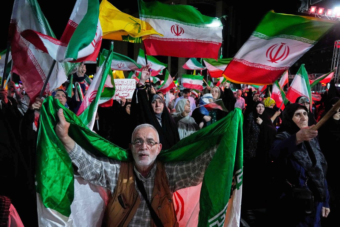 Regjeringsvennlige iranske demonstranter vifter med landets flagg og flaggene til den libanesiske militante gruppen Hizbollah i Teheran søndag 7. juni 2026. Foto: AP /Vahid Salemi/ NTB Regjeringsvennlige iranske demonstranter vifter med landets flagg og flaggene til den libanesiske militante gruppen Hizbollah i Teheran søndag 7. juni 2026. Foto: AP /Vahid Salemi/ NTB