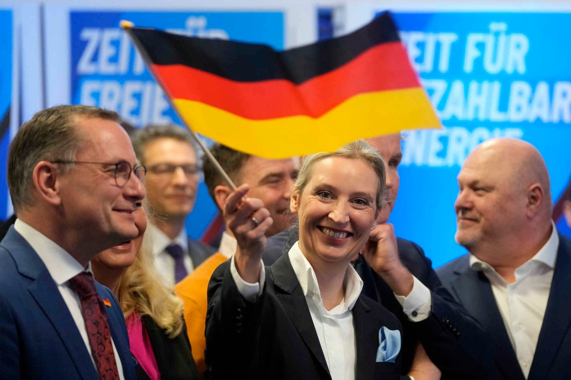 Alice Weidel er AfDs frontfigur, og mer kjent enn partiets andre leder, Tino Chrupalla. Begge to gleder seg nok over fremgangen til partiet på meningsmålingene. Foto: Michael Probst / AP / NTB Alice Weidel er AfDs frontfigur, og mer kjent enn partiets andre leder, Tino Chrupalla. Begge to gleder seg nok over fremgangen til partiet på meningsmålingene. Foto: Michael Probst / AP / NTB