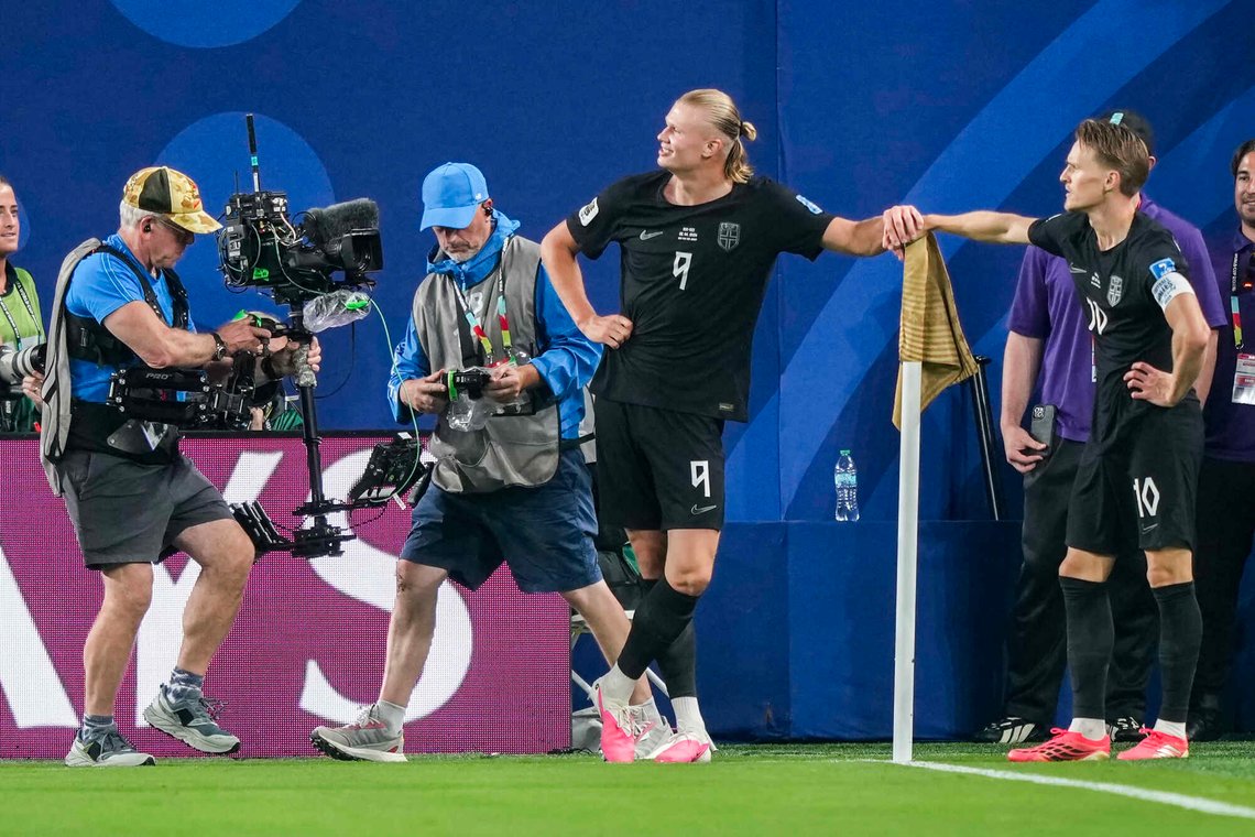 Norges superstjerne Erling Braut Haaland har med sine fire scoringer bidratt til ny målrekord i fotball-VM. Her feirer Haaland 2-0 mot Senegal med landslagets kaptein Martin Ødegaard, som sto for den målgivende pasningen. Foto: Fredrik Varfjell / NTB Norges superstjerne Erling Braut Haaland har med sine fire scoringer bidratt til ny målrekord i fotball-VM. Her feirer Haaland 2-0 mot Senegal med landslagets kaptein Martin Ødegaard, som sto for den målgivende pasningen. Foto: Fredrik Varfjell / NTB