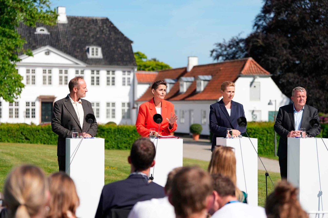 Partilederne Martin Lidegaard (Radikale Venstre), Pia Olsen Dyhr (SF), statsminister Mette Frederiksen (Socialdemokratiet) og Lars Løkke Rasmussen (Moderaterne) presenterer regjeringsprogrammet for en ny regjering i Danmark på Marienborg i Kongens Lyngby, 2. juni 2026. Foto: Mads Claus Rasmussen, Ritzau Scanpix via AP. Partilederne Martin Lidegaard (Radikale Venstre), Pia Olsen Dyhr (SF), statsminister Mette Frederiksen (Socialdemokratiet) og Lars Løkke Rasmussen (Moderaterne) presenterer regjeringsprogrammet for en ny regjering i Danmark på Marienborg i Kongens Lyngby, 2. juni 2026. Foto: Mads Claus Rasmussen, Ritzau Scanpix via AP.