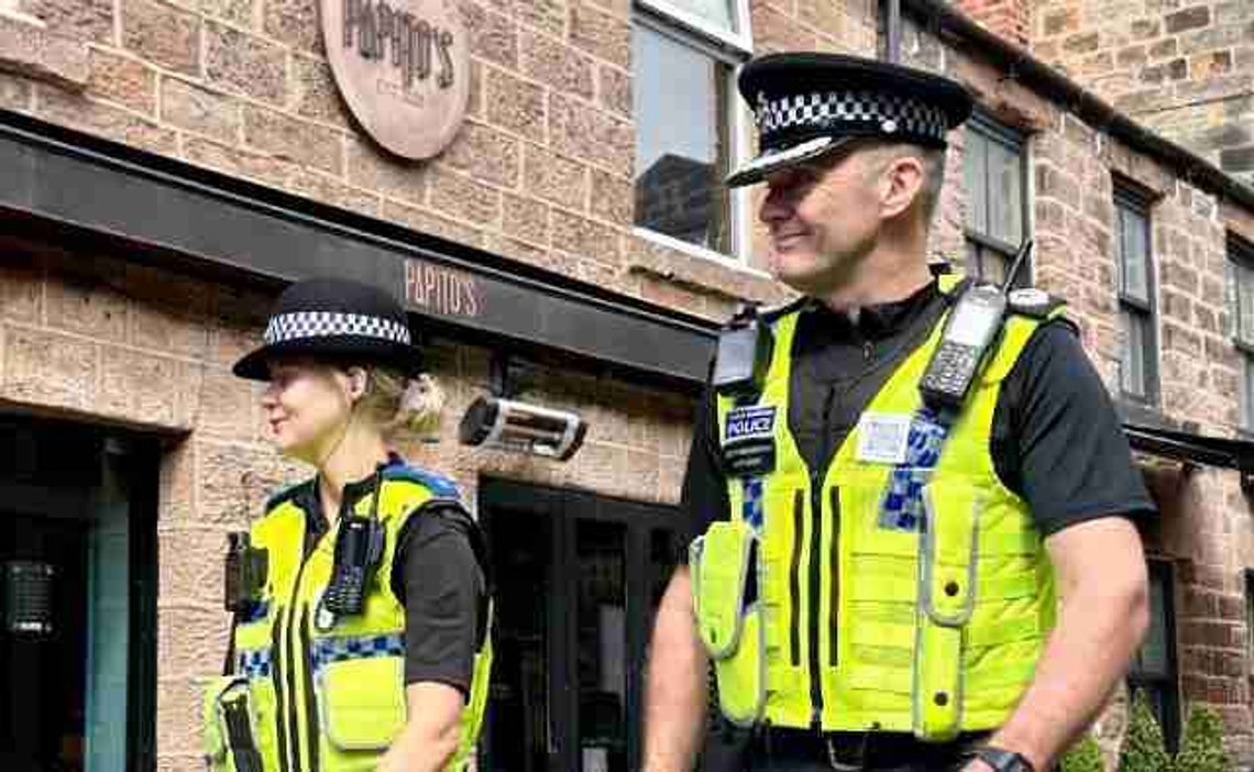 Det ser hyggelig ut når politi i Yorkshire går gjennom gatene for å sørge for sikkerheten. Virkeligheten er annerledes. Foto: North Yorkshire Police Det ser hyggelig ut når politi i Yorkshire går gjennom gatene for å sørge for sikkerheten. Virkeligheten er annerledes. Foto: North Yorkshire Police