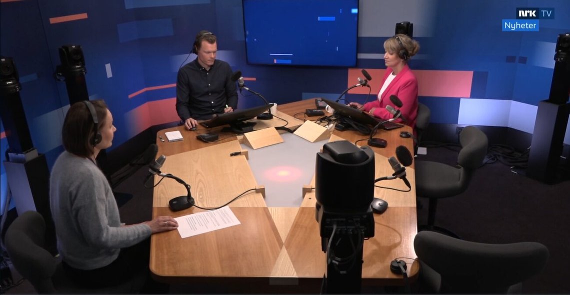 NRK-Journalist Kristine Ramberg Aasen intervjues av kollegaene Bjørne Østrem Djukastein og Marte Kaasa Arntsen i NRK-nyhetsmorgen 4. juni 2026. Skjermdump: NRK. NRK-Journalist Kristine Ramberg Aasen intervjues av kollegaene Bjørne Østrem Djukastein og Marte Kaasa Arntsen i NRK-nyhetsmorgen 4. juni 2026. Skjermdump: NRK.