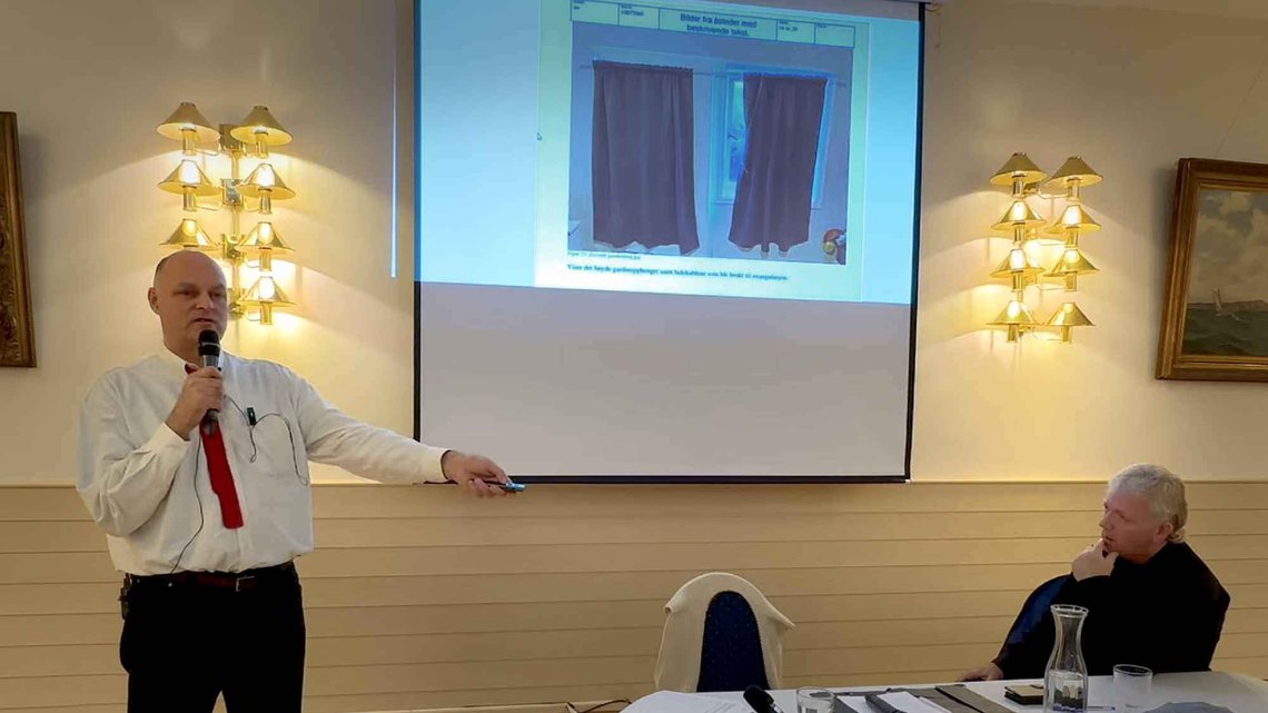 Lege Rodgeir Vinsrygg t.v. presenterer materiale om Shada Al-Barghoutis mistenkelige dødsfall på barnevernsinstitusjon i 2019. Anledningen er en pressekonferanse i november 2025. I midten ses et åstedsfoto som viser gardinstangen Shada angivelig skal ha blitt funnet hengende fra. (Foto: Stillbilde fra videopptak/Rune Fardal) Lege Rodgeir Vinsrygg t.v. presenterer materiale om Shada Al-Barghoutis mistenkelige dødsfall på barnevernsinstitusjon i 2019. Anledningen er en pressekonferanse i november 2025. I midten ses et åstedsfoto som viser gardinstangen Shada angivelig skal ha blitt funnet hengende fra. (Foto: Stillbilde fra videopptak/Rune Fardal)