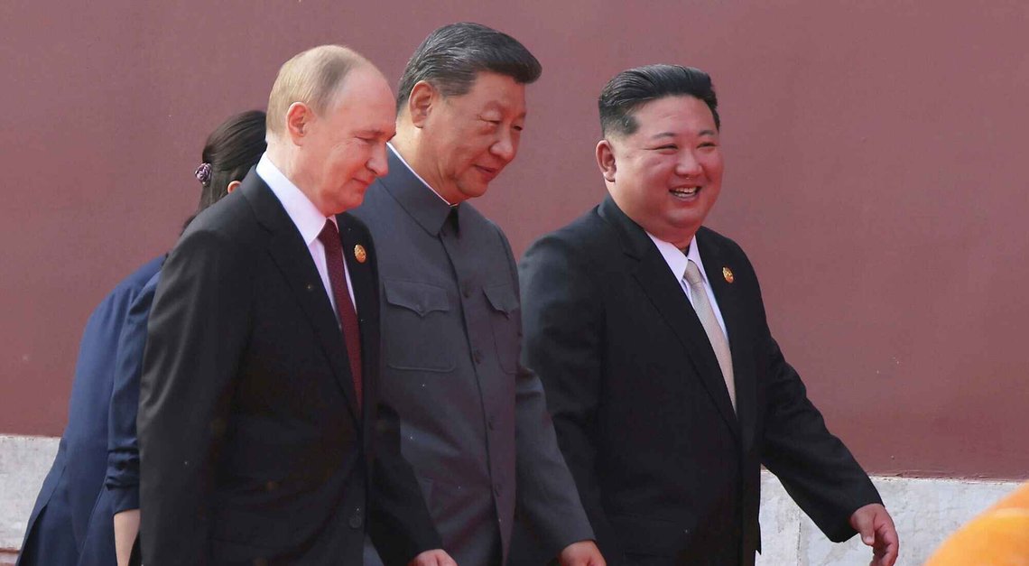 Putin med to av sine nærmeste allierte er takknemlig overfor Det kongelige norske utenriksdepartementet og Norad for bistanden som ble gitt i fjor. Foto: Korean Central News Agency / Korea News Service via AP / NTB. Putin med to av sine nærmeste allierte er takknemlig overfor Det kongelige norske utenriksdepartementet og Norad for bistanden som ble gitt i fjor. Foto: Korean Central News Agency / Korea News Service via AP / NTB.