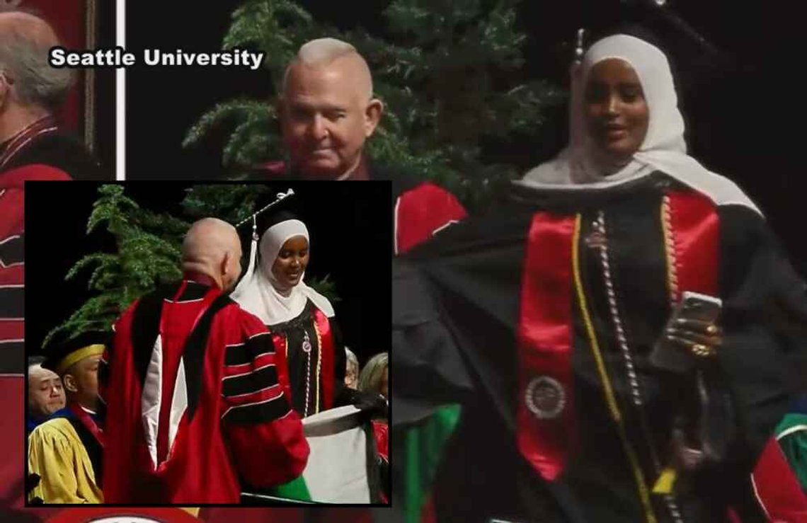 Provost ved Seattle University tar det palestinske flagget fra en muslimsk student under avgangsseremonien. Skjermbilder fra FOX 13 Seattle via YouTube. Provost ved Seattle University tar det palestinske flagget fra en muslimsk student under avgangsseremonien. Skjermbilder fra FOX 13 Seattle via YouTube.