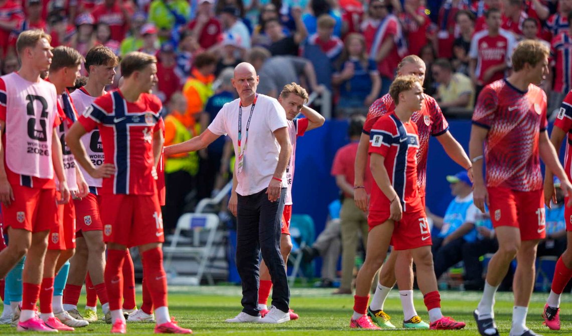 Landslagssjef Ståle Solbakken med de norske spillerne etter fotballkampen mellom Norge og Frankrike i gruppe I under fotball-VM 2026 i Boston den 26. juni 2026. Foto: Fredrik Varfjell / NTB. Landslagssjef Ståle Solbakken med de norske spillerne etter fotballkampen mellom Norge og Frankrike i gruppe I under fotball-VM 2026 i Boston den 26. juni 2026. Foto: Fredrik Varfjell / NTB.