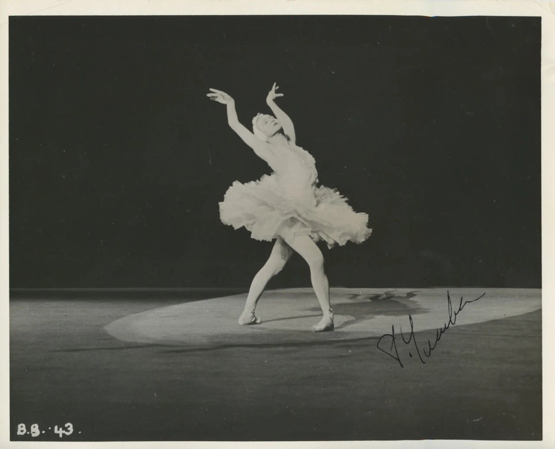 Signert fotografi av Galina Sergejevna Ulanova (1909-1998) i Pjotr Iljitsj Tsjajkovskis (1840-1893) Svanesjøen fra 1877. Signert fotografi av Galina Sergejevna Ulanova (1909-1998) i Pjotr Iljitsj Tsjajkovskis (1840-1893) Svanesjøen fra 1877.
