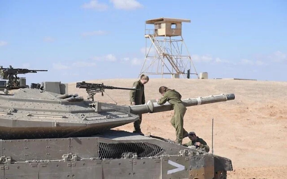 Kvinnelige soldater på en stridsvogn i Negev-ørkenen. Foto: IDF Kvinnelige soldater på en stridsvogn i Negev-ørkenen. Foto: IDF