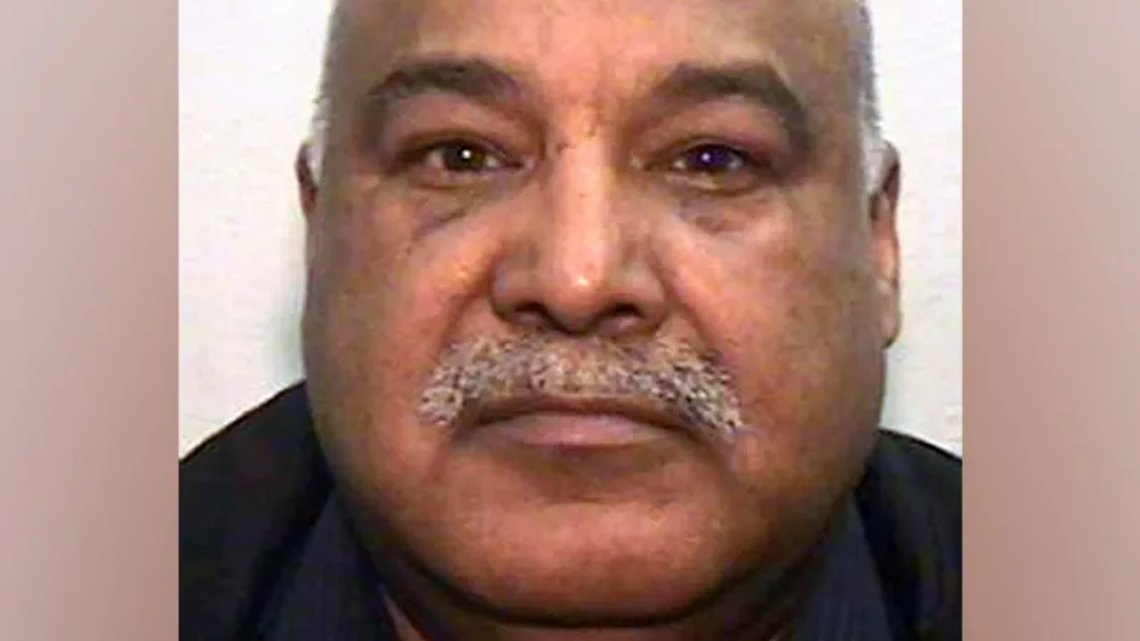Shabir Ahmed var leder for Rochdale-gjeng som gjengvoldtok og mishandlet jenter så unge som 12 år. Men britene klarer ikke å utvise den pakistanske statsborgeren. Foto: Greater Manchester Police Shabir Ahmed var leder for Rochdale-gjeng som gjengvoldtok og mishandlet jenter så unge som 12 år. Men britene klarer ikke å utvise den pakistanske statsborgeren. Foto: Greater Manchester Police