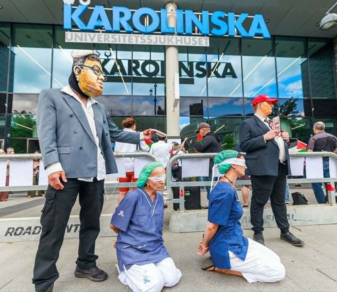 Helsearbeidere deltar i en antisemittisk demonstrasjon utenfor arbeidsplassen sin, Karolinska sykehus i Solna, 1. juli 2026. Skjermdump: Facebook. Helsearbeidere deltar i en antisemittisk demonstrasjon utenfor arbeidsplassen sin, Karolinska sykehus i Solna, 1. juli 2026. Skjermdump: Facebook.