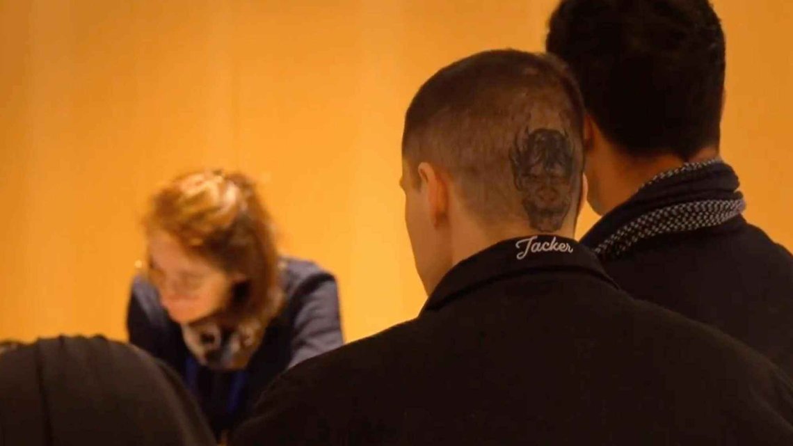 En av de tiltalte i straffesaken har et djevelansikt tatovert i bakhodet. Saken hadde 22 tiltalte. (Foto: Stillbilde fra video/TV France) En av de tiltalte i straffesaken har et djevelansikt tatovert i bakhodet. Saken hadde 22 tiltalte. (Foto: Stillbilde fra video/TV France)