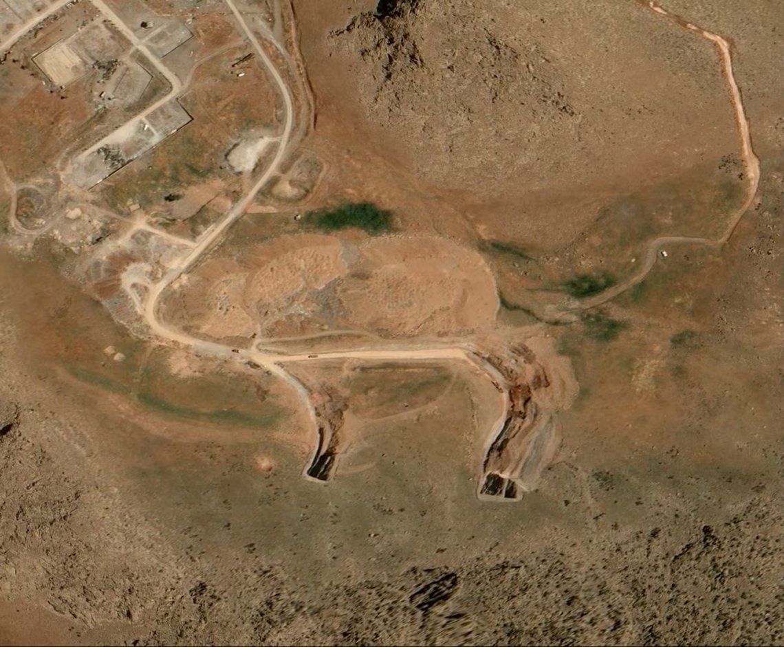 Satelittbilder viser at Iran satser maksimalt på å skaffe seg tilgang til bunkrene inne i fjellene. Foto: Airbus Satelittbilder viser at Iran satser maksimalt på å skaffe seg tilgang til bunkrene inne i fjellene. Foto: Airbus