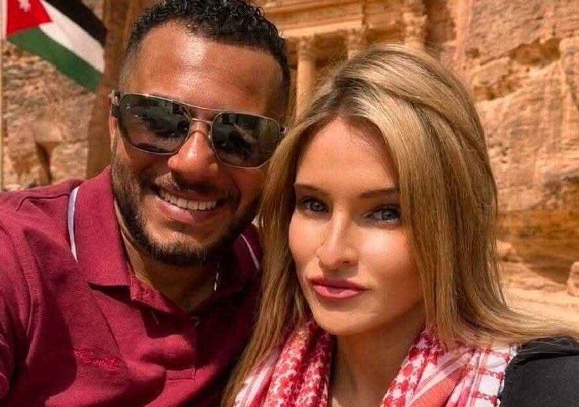 Ahmad Al-Saqar og Jamey Carney, angivelig i den historiske byen Petra i Jordan. Ahmad Al-Saqar og Jamey Carney, angivelig i den historiske byen Petra i Jordan.