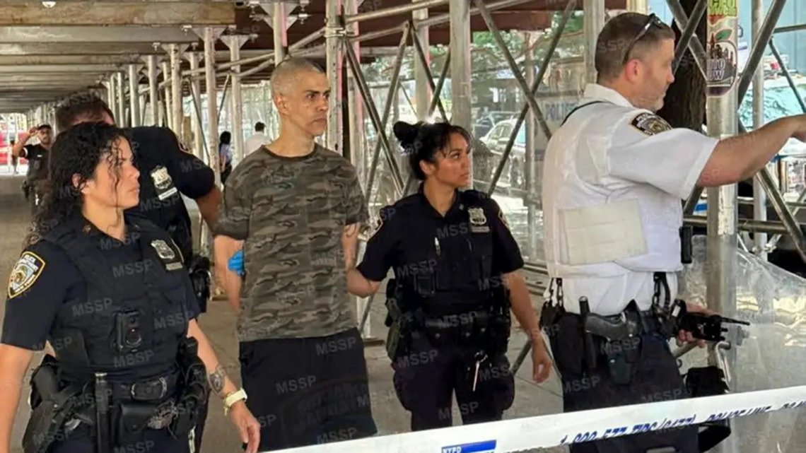 Raul Morales pågripes av politiet på Manhattan. Foto: Harmeet Dhillon Raul Morales pågripes av politiet på Manhattan. Foto: Harmeet Dhillon