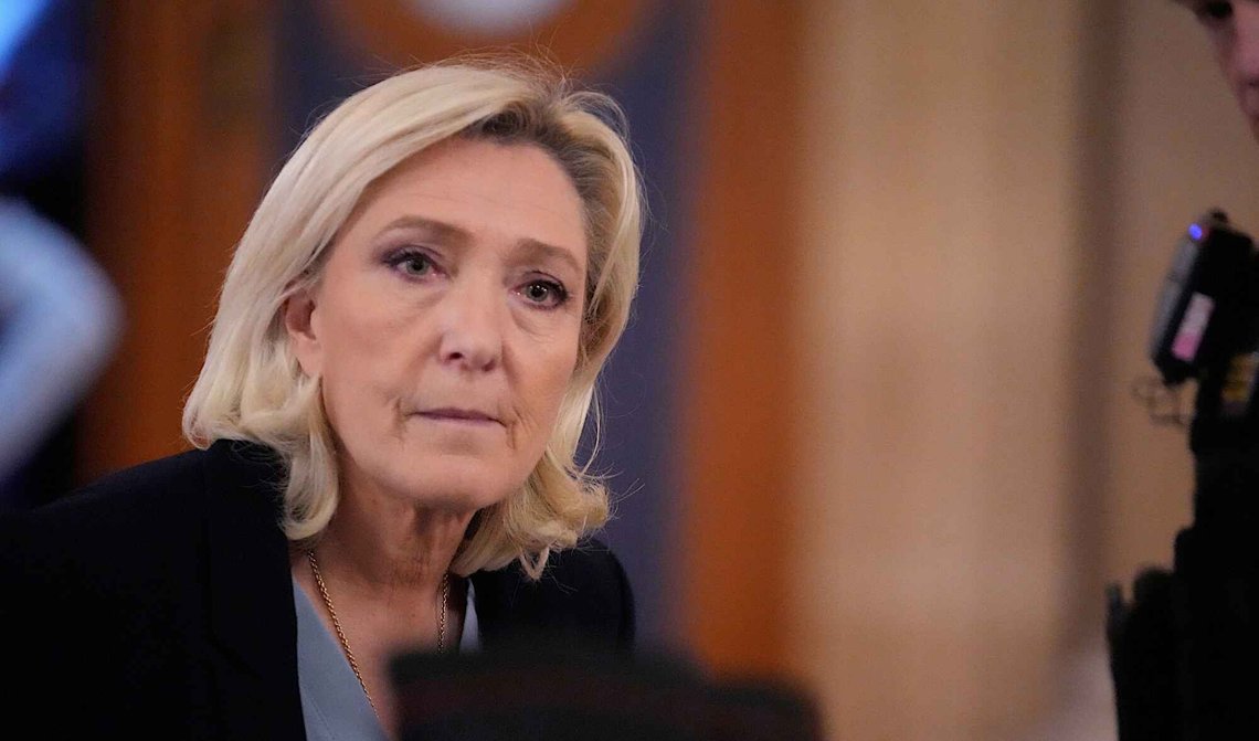 Marine Le Pen utenfor et rettslokale i Paris den 20. januar 2026. Foto: Michel Euler / AP / NTB. Marine Le Pen utenfor et rettslokale i Paris den 20. januar 2026. Foto: Michel Euler / AP / NTB.